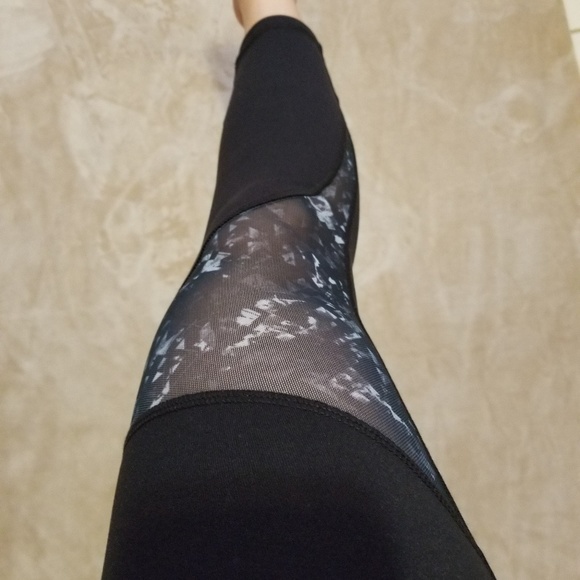 🧘‍♀️Mesh Inset High-Waisted Active Capris🧘‍♀️ - Picture 4 of 7